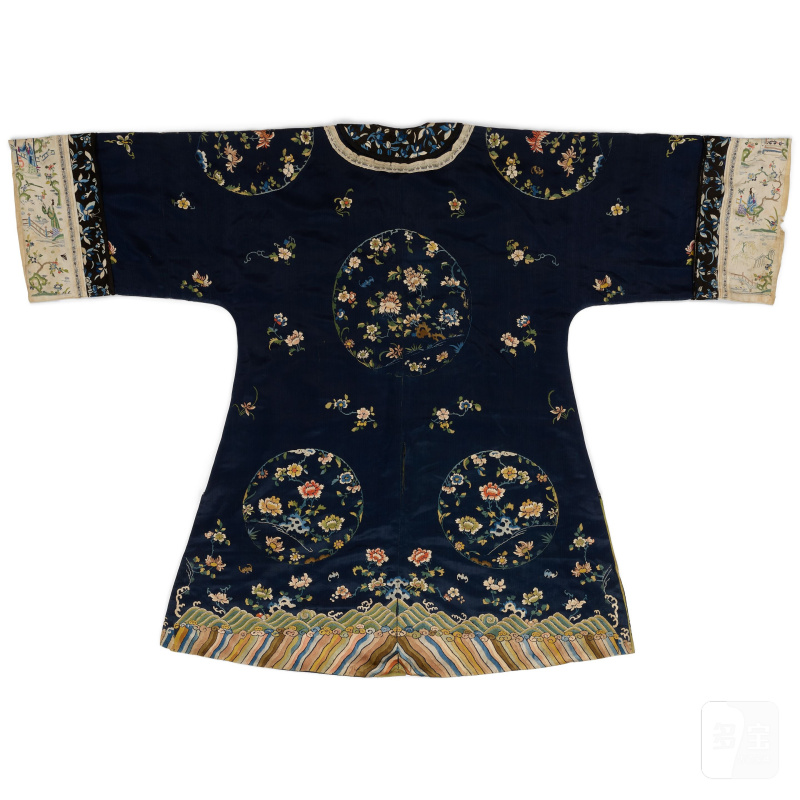 晚清 深藍絲錦地繡團花紋女袍 及 紅地緙絲福壽紋女袍 | TWO LADY'S SILK ROBES - 图3